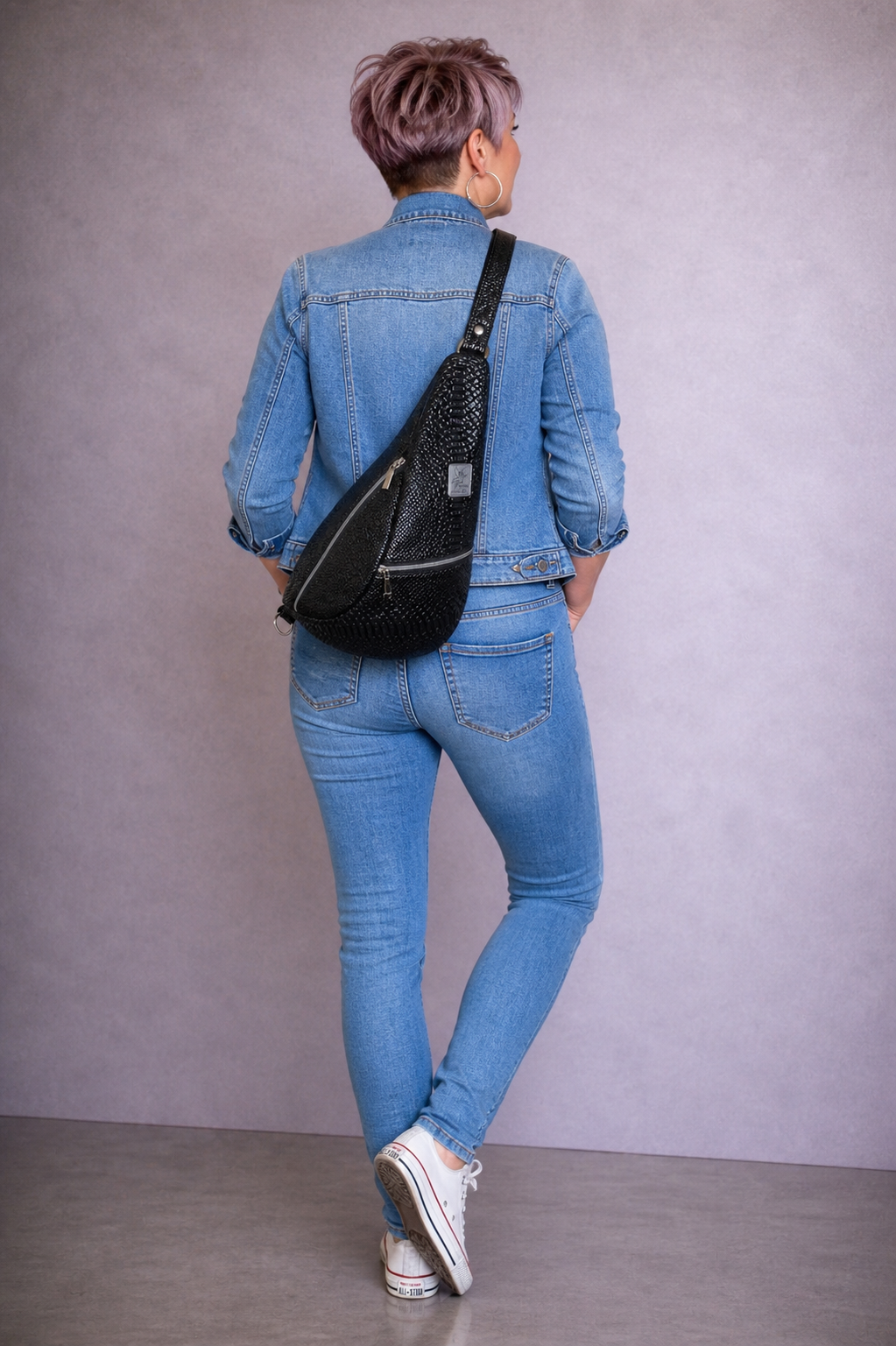CrossbodyBag/ Sling Bag /  Umhängetasche - Farbe marineblau - Sneak Optik