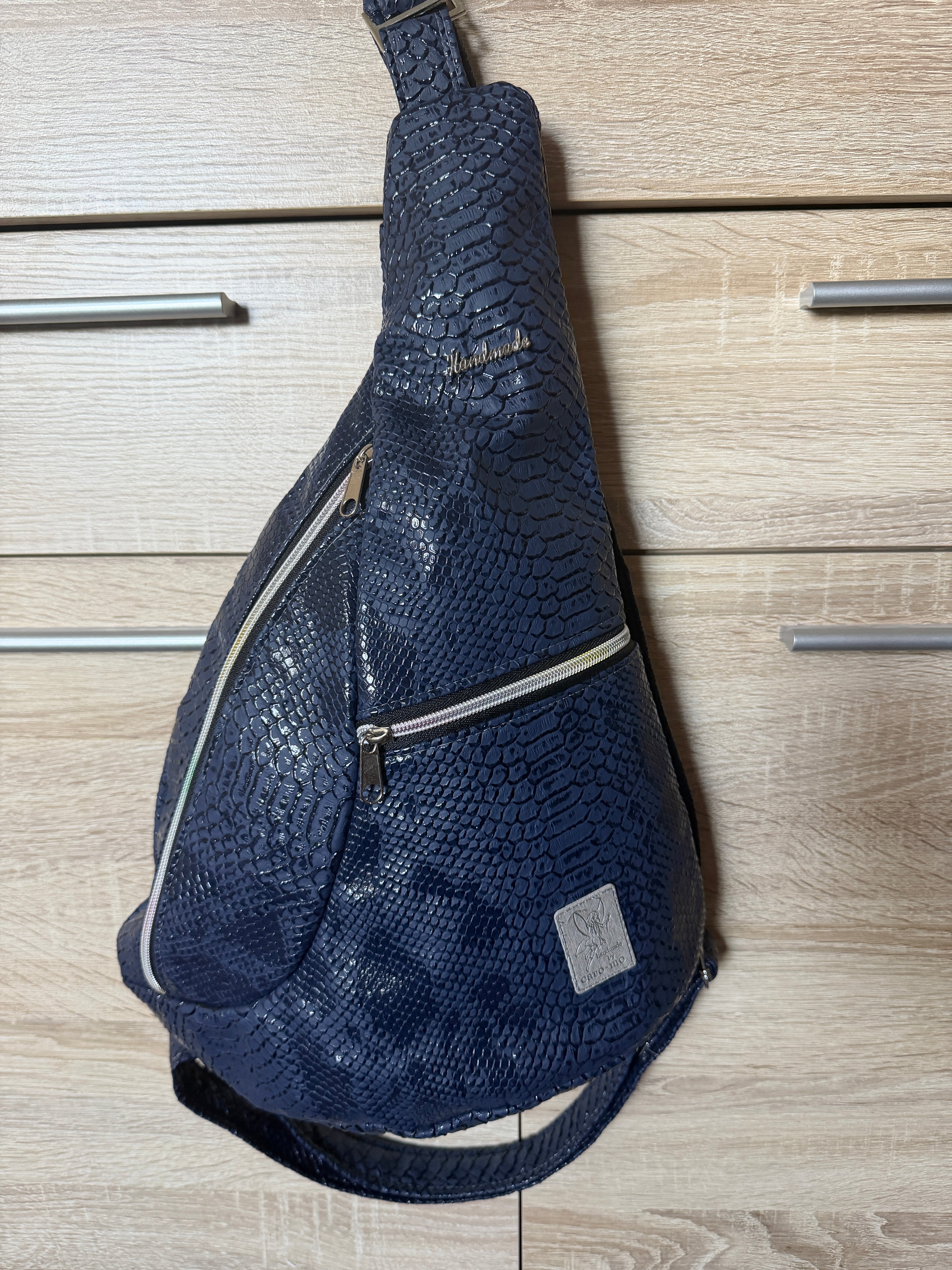 CrossbodyBag/ Sling Bag /  Umhängetasche - Farbe marineblau - Sneak Optik