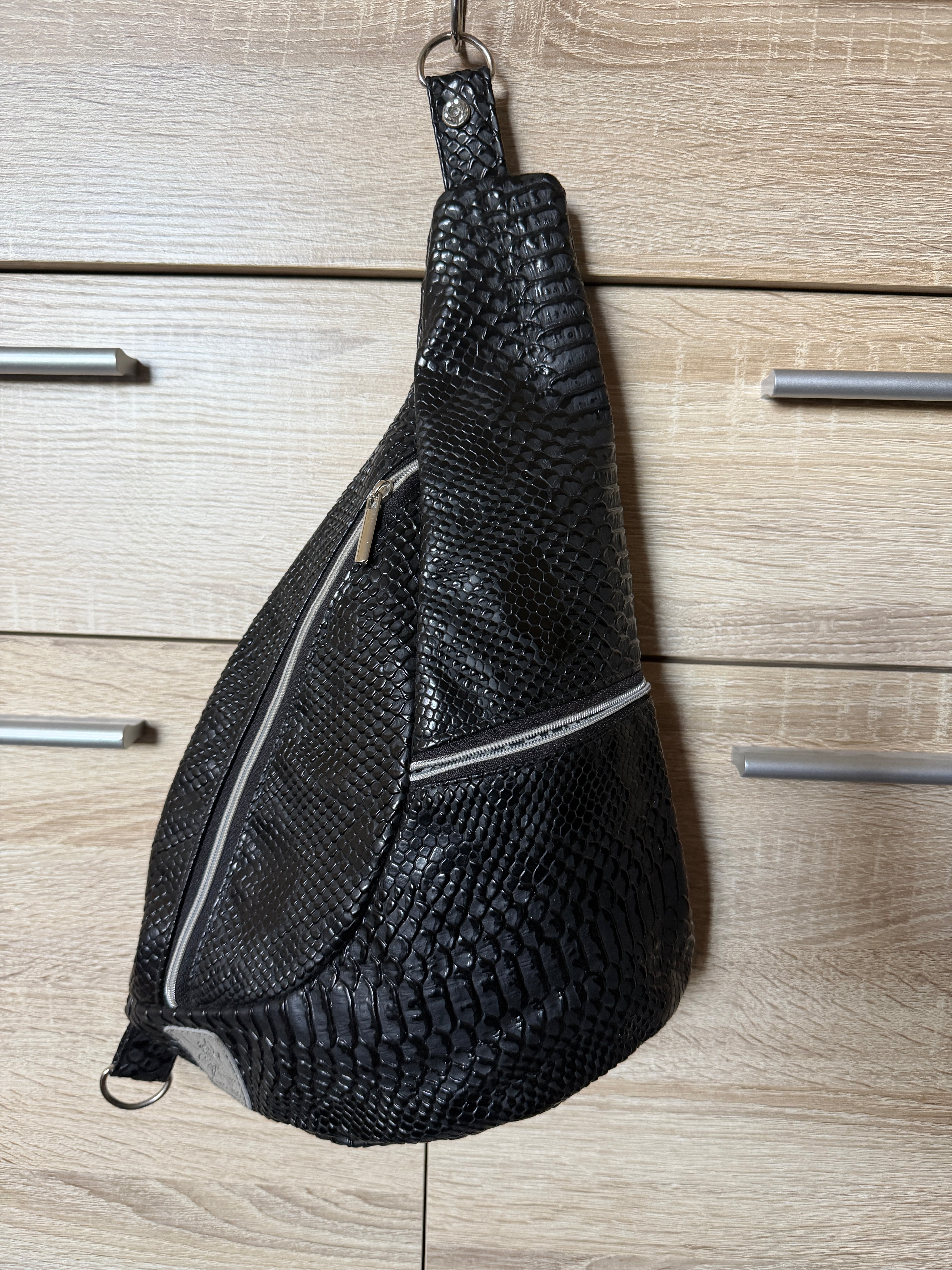 CrossbodyBag/ Sling Bag /  Umhängetasche - Farbe schwarz - Sneak Optik